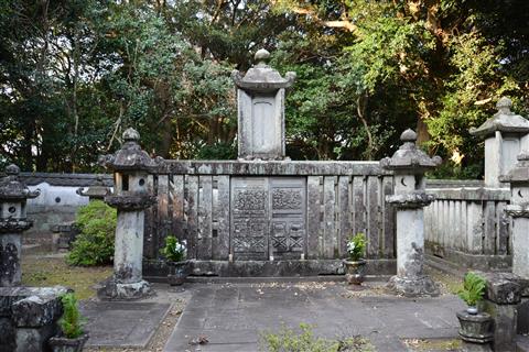 06f 市指定史跡・藩主松平家の墓所にある忠雄公の墓碑(本光寺)