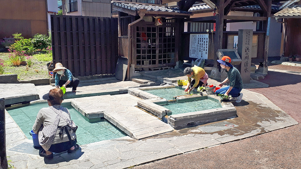 浜の川湧水（洗い場利用風景） (2)