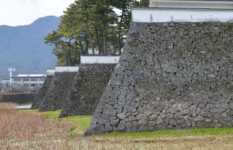 004+201410びょうぶ折になった石垣(平成26年10月号)1 004+201410びょうぶ折になった石垣(平成26年10月号)1